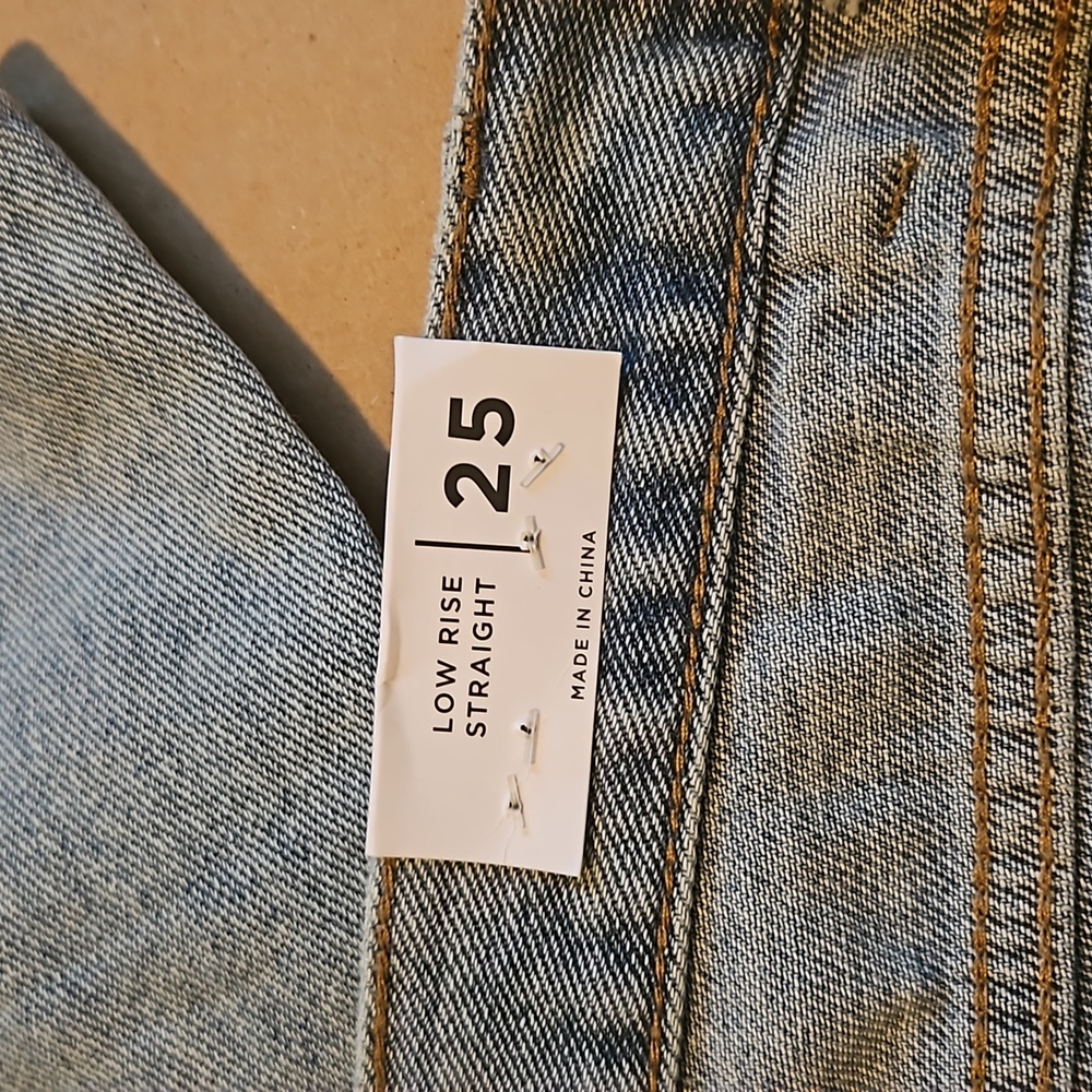 Low rise straight jeans from PacSun size 25 with four buttons never worn.